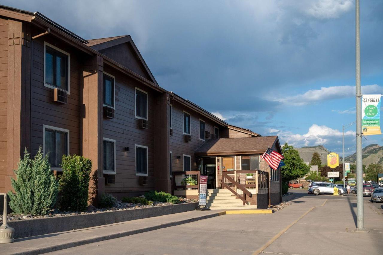Super 8 By Wyndham Gardiner/Yellowstone Park Area Екстериор снимка